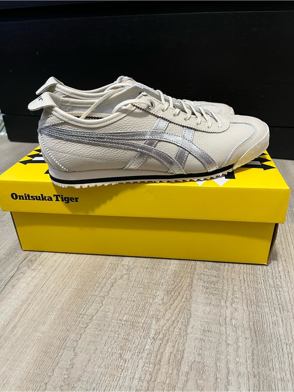 Onitsuka Tiger Mexico 66 SD Sneaker - Off-White with Silver Stripes (BRAND NEW)